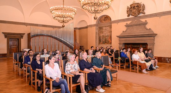 V Plzni začala letní jazyková škola. Studenti češtiny navštívili radnici