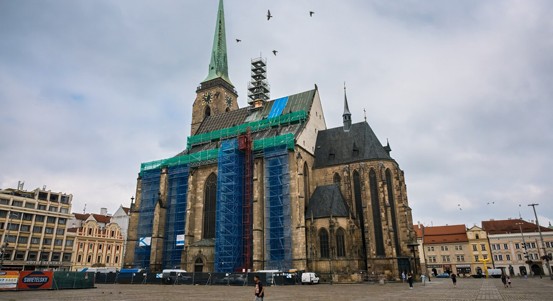 Střecha plzeňské katedrály je v kritickém stavu. Pomoci s její záchranou může i veřejnost