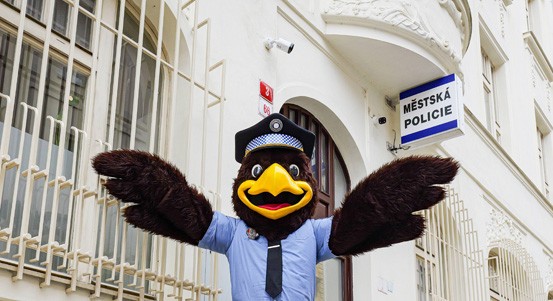 Plzeňští strážníci mají posilu. S preventivními akcemi pomůže nový maskot Eda