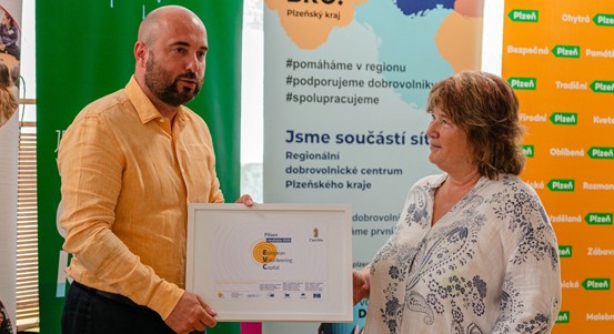 Certifikát z Bruselu je v rukou dobrovolníků, Plzeň bojuje o titul Evropské hlavní město dobrovolnictví 2028