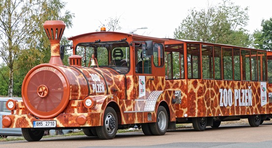 Do zoo s novým vláčkem se žirafou