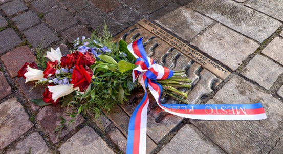 Události ze srpna 1968 si lidé připomněli u desky na náměstí i v budově rozhlas
