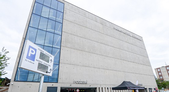 Plzeň má nový velkokapacitní parkovací dům pro víc než 400 aut, stojí na Světovaru