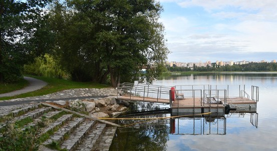 Velký bolevecký rybník v Plzni je přístupnější. Na hrázi vznikl nový bezbariérový vstup