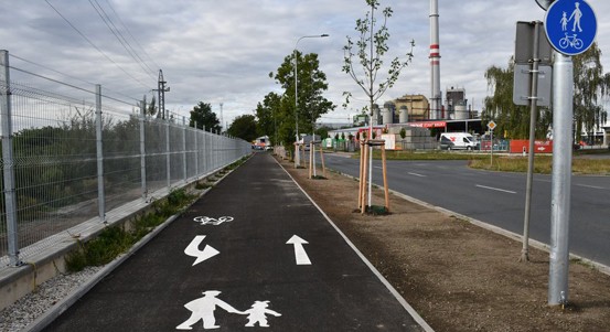 Plzeň dokončila chybějící část stezky podél Jateční ulice. Umožní bezpečnější pohyb cyklistů u frekventované silnice