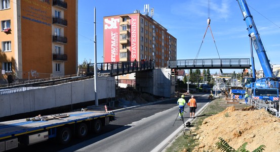 Nová lávka už překlenuje Rokycanskou ulici. Stavební práce potrvají do konce roku