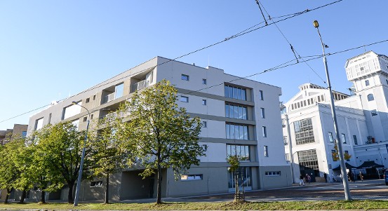 Plzeň dokončila první bytový dům na Světovaru. Dům s označením blok E nabízí 34 moderních městských bytů