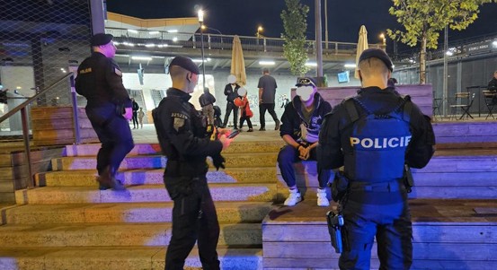 Hlavní vlakové nádraží v Plzni patří mezi lokality s nejvyšším dohledem, kontroly rostou