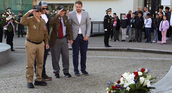 Dva 101letí američtí veteráni se poklonili u Díky, Ameriko! v Plzni