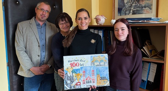 Výstava o Hurvínkovi má své vítěze. Nejlepší výtvarníky ocenila náměstkyně Lucie Kantorová