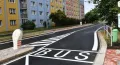 Na opravenou ulici Na Dlouhých v Doubravce se vrací provoz