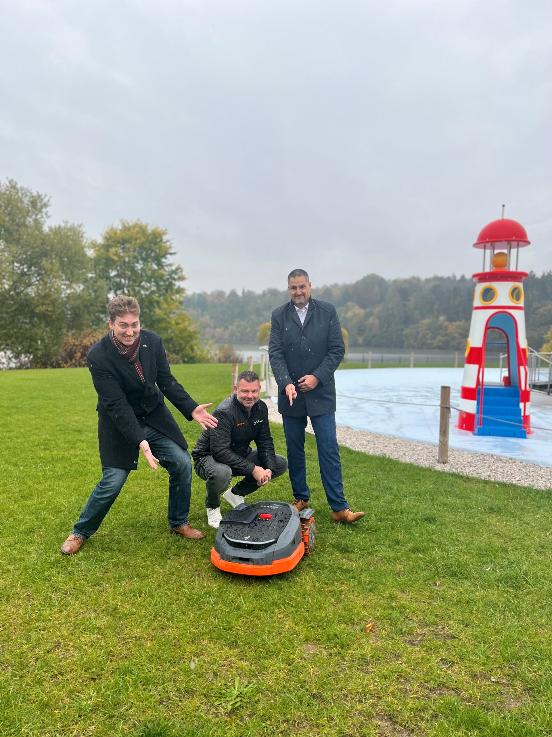 Trojka sází na moderní technologie, Škodaland sekají roboti