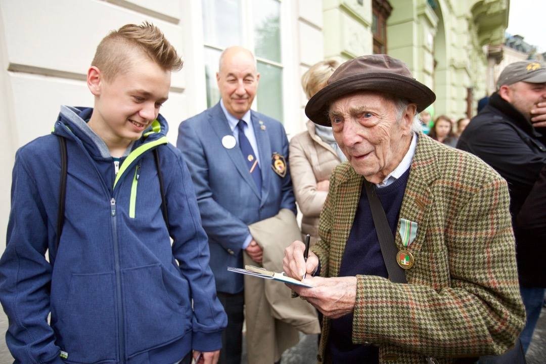 Dnes jsou tomu tři roky, kdy nás opustil pan Valére Gustin, přítel a osvoboditel a příslušník 17e bataillon de fusiliers belges.