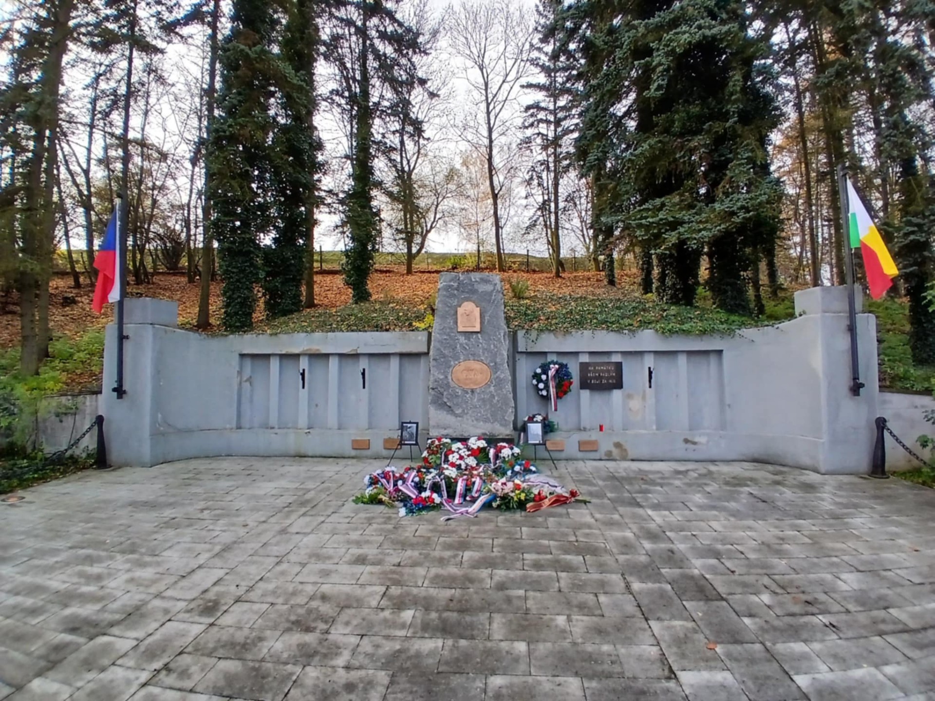 Plzeň si připomněla Den válečných veteránů u památníku na Homolce