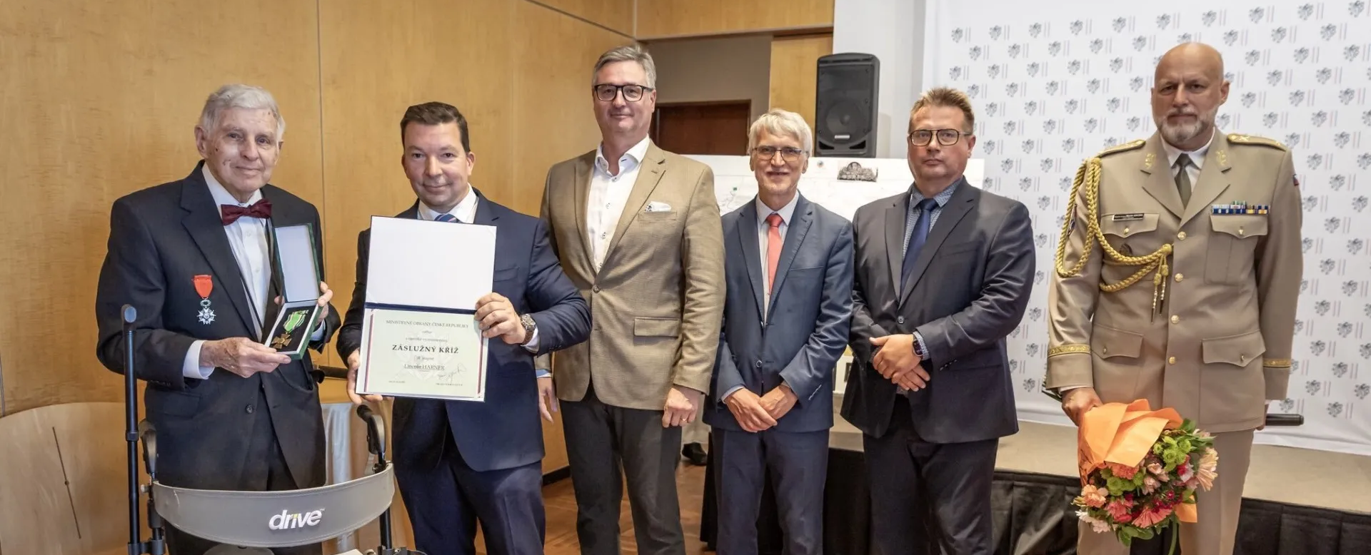 Harlan Lincoln Harner převzal Záslužný kříž ministra obrany České republiky