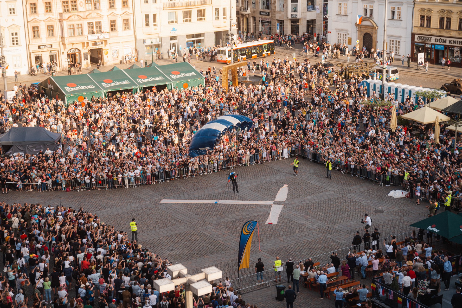Trikolora nad Plzní. Slavnosti svobody nabídnou seskoky parašutistů i přelety historických letadel