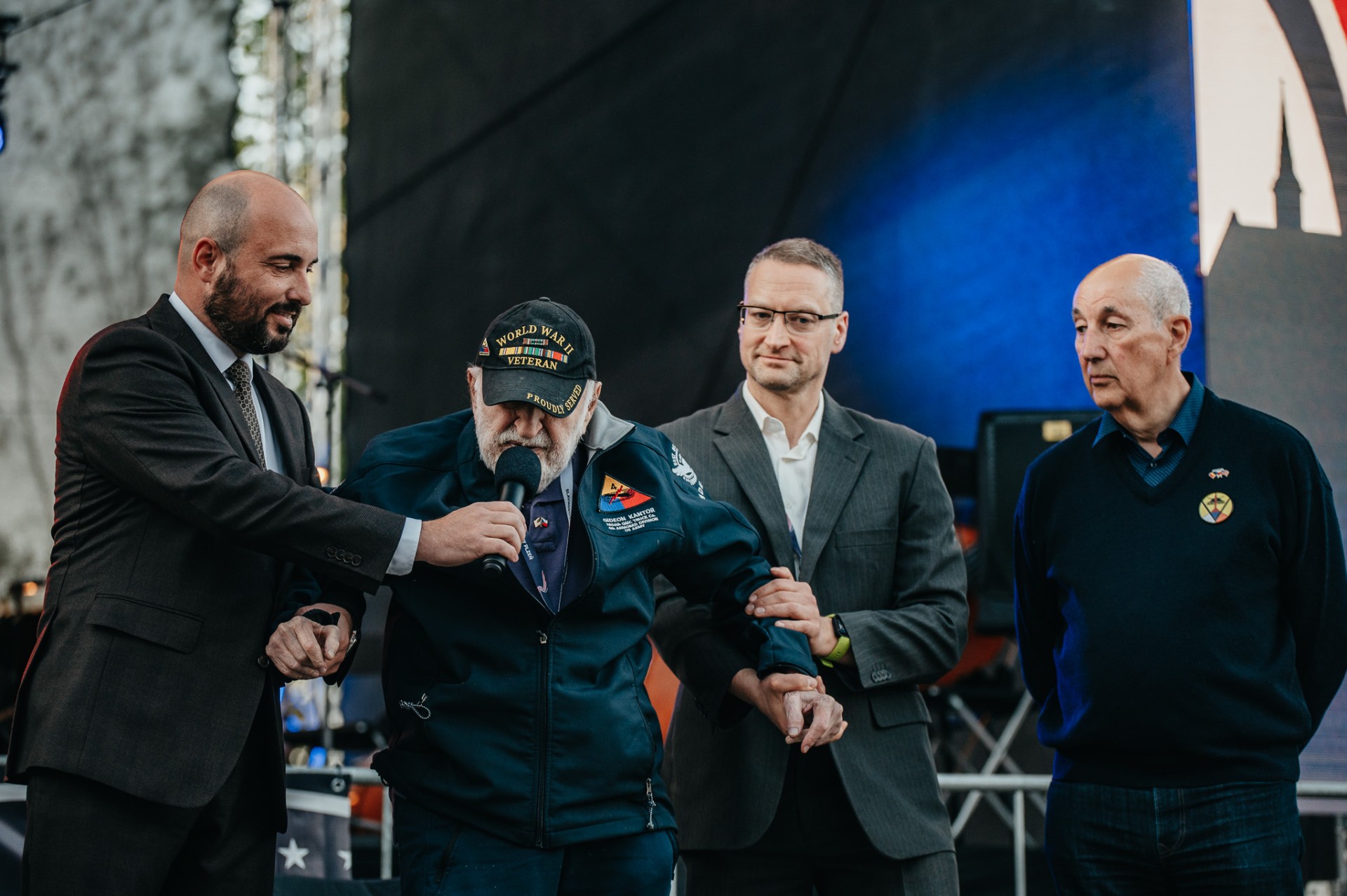 Veterán Gideon Kantor dojal publikum při zahájení Slavností svobody