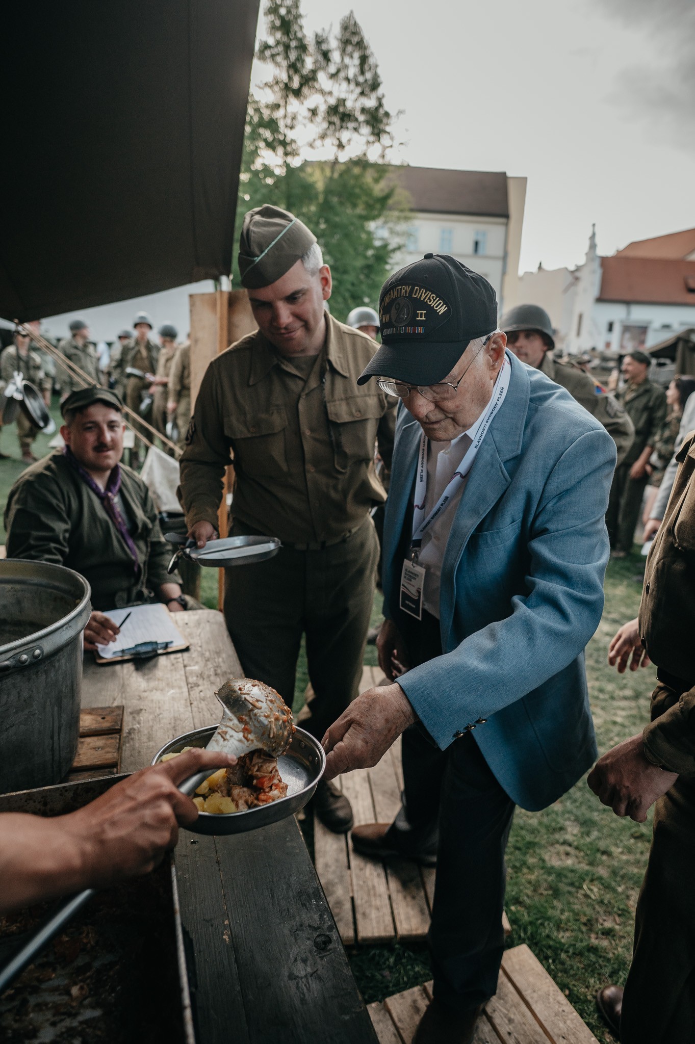 Stoletý veterán Joseph Thurmond zavítal mezi členy KVH 16. obrněné divize