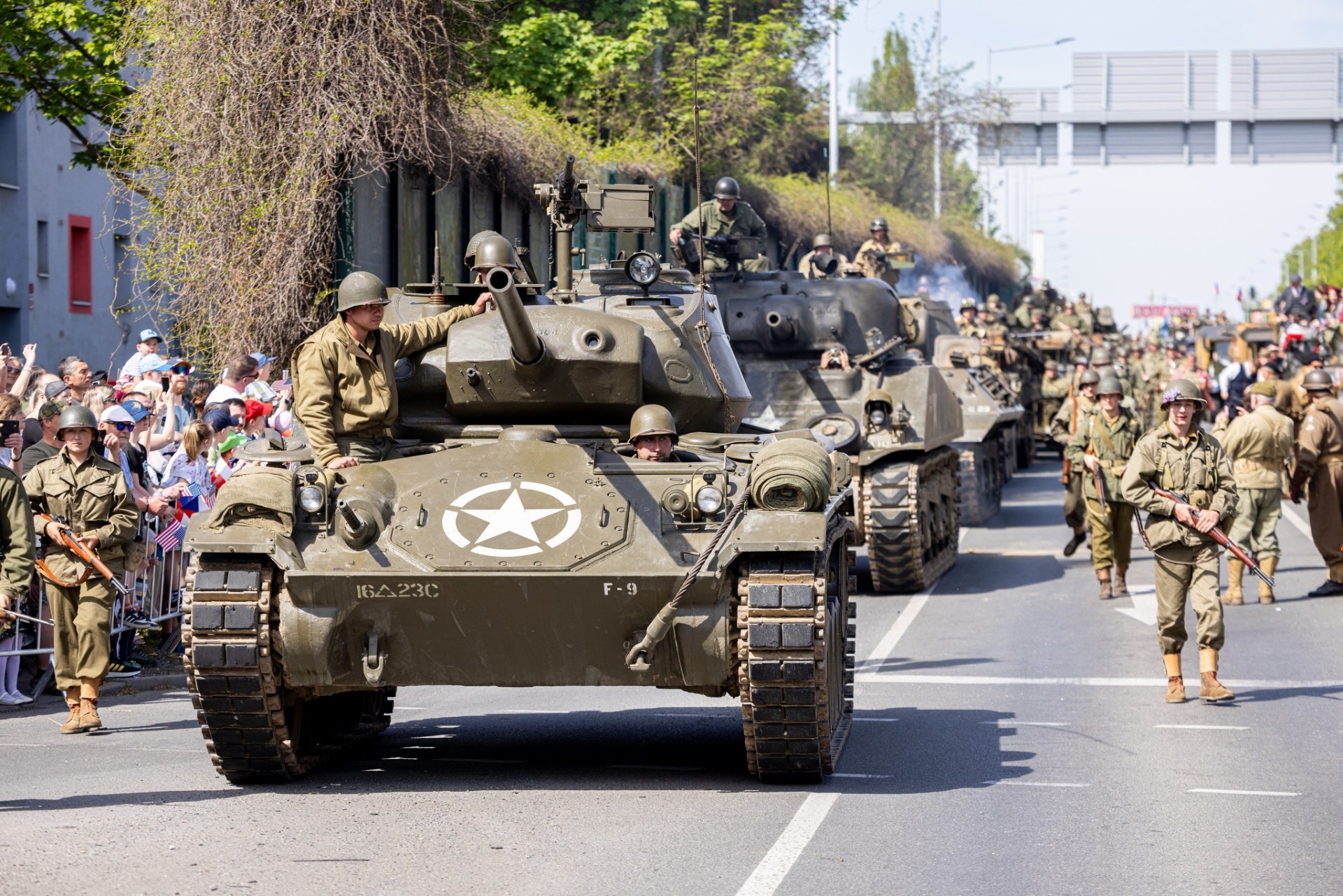 Plzní projel Konvoj svobody, oslavy osvobození přilákaly desetitisíce lidí