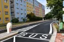 Na opravenou ulici Na Dlouhých v Doubravce se vrací provoz