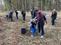Dobrovolníci sázeli v Zábělé městský les