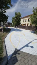 Malování silnice u školy