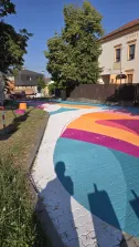 Malování silnice pokračuje za účasti žáků školy