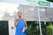 Hlavní manažerka Krašovská Aktivity centra Zdeňka Kamišová se zhostila role moderátorky. Foto: Milan Svoboda