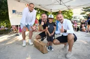 Tento chlapec vyhrál koloběžku! Předali mu ji zástupci vedení obvodu, (zleva) místostarostové Jiří Rezek a Miroslav Šuma a radní Jiří Novák. Foto: Milan Svoboda