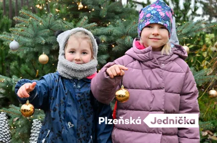 Poslední letošní zpravodaj rozzářil snímek dětí zdobících stromeček