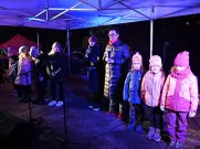 Lochotín. Rozsvícení vánočního stromu, vyhlášení výtvarné soutěže mé oblíbené cukroví. Na snímku starostka Jedničky Ivana Bubeníčková, mluvčí obvodu Miroslava Vejvodová a ocenění výtvarníci. Foto: Milan Svoboda