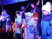 Lochotín. Rozsvícení vánočního stromu odstartoval sbor Plzeňáček. Foto: Milan Svoboda