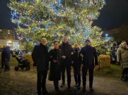 Lochotín. Rozsvícení vánočního stromu a vedení obvodu: zleva místostarosta obvodu Jiří Uhlík, starostka Ivana Bubeníčková, místostarosta Miroslav Šuma, předsedkyně finančního výboru Lucie Pernglau a místostarosta Jiří Rezek. Foto: Milan Svoboda