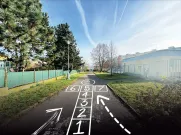 Hry na chodníku vedle 78. mateřské školy mezi bazénem a hřištěm školky. Zdroj: ÚMO Plzeň 1