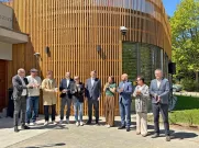 Slavnostní otevření. Na snímku zleva druhý místostarosta Jiří Uhlík, provozovatel bistra Jezírko Lukáš Vostracký, architekt Petr Nosek, třetí místostarosta Jiří Rezek. předsedkyně finančního výboru Lucie Pernglau, zástupce zhotovitele Zdeněk Horejš, ředitelka školky Miroslava Chmelíková, primátor města Plzně Roman Zarzycký, starostka Jedničky Ivana Bubeníčková a první místostarosta Miroslav Šuma. Foto: ÚMO Plzeň1