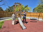 Starostka Jedničky Ivana Bubeníčková s prvním místostarostou Miroslavem Šumou na střeše, která školkovým dětem poslouží jako originální herní plocha. Foto: ÚMO Plzeň 1