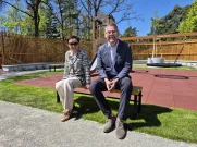 Starostka Jedničky Ivana Bubeníčková s prvním místostarostou Miroslavem Šumou na střeše, která školkovým dětem poslouží jako originální herní plocha. Foto: ÚMO Plzeň 1