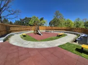 Objekt Jezírko vkusně doplňuje originální hřiště umístěné přímo na střeše. Bude sloužit dětem z místní dětské skupiny. Foto: ÚMO Plzeň 1