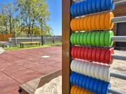 Objekt Jezírko vkusně doplňuje originální hřiště umístěné přímo na střeše. Bude sloužit dětem z místní dětské skupiny. Foto: ÚMO Plzeň 1