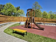 Objekt Jezírko vkusně doplňuje originální hřiště umístěné přímo na střeše. Bude sloužit dětem z místní dětské skupiny. Foto: ÚMO Plzeň 1