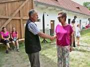 Starostka Jedničky Ivana Bubeníčková s pěstitelem Pavlem Novákem. Foto: ÚMO Plzeň 1