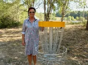 Starostka Jedničky Ivana Bubeníčková na novém discgolfovém hřišti na Vinicích. Foto: ÚMO Plzeň 1