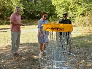 Discgolf si na novém hřišti Na Chmelnicích vyzkoušeli i starostka Jedničky Ivana Bubeníčková a první místostarosta Miroslav Šuma (vlevo). Provedl je autor hřiště a nadšený hráč Pavel Voloczek. Foto: ÚMO Plzeň 1