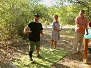Discgolf si na novém hřišti Na Chmelnicích vyzkoušeli i starostka Jedničky Ivana Bubeníčková a první místostarosta Miroslav Šuma (vpravo). Provedl je autor hřiště Pavel Voloczek, který se tomuto sportu věnuje již téměř třicet let. Foto: ÚMO Plzeň 1