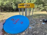 Discgolf se hraje se speciálními disky - proti běžným létajícím talířům jsou o něco těžší. Foto: ÚMO Plzeň 1