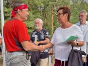 Starostka Jedničky Ivana Bubeníčková gratuluje jednomu ze soutěžících Josefu Langovi. Foto: ÚMO Plzeň 1