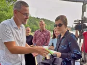 První místostarosta Jedničky Miroslav Šuma předává cenu jedné ze soutěžících Kláře Kadlecové. Foto: ÚMO Plzeň 1