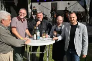 Na komentované degustaci. Sommeliér Jiří Lupínek (druhý zprava) a místostarostové Miroslav Šuma (druhý zleva) a Jiří Rezek (zcela vlevo) při ochutnávce vína; uprostřed moderátor Petr Vejvoda. Foto: JA Production