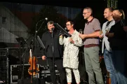 Bolevecké vinobraní 2026. Na pódiu starostka Jedničky Ivana Bubeníčková se svými kolegy, místostarosty Miroslavem Šumou a Jiřím Rezkem a předsedkyní finančního výboru Lucií Pernglau. Zcela vpravo pak moderátor Petr Vejvoda, který celou akcí provázel. Foto: JA Production