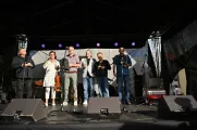 Bolevecké vinobraní 2026. Na pódiu starostka Jedničky Ivana Bubeníčková (ve světlém kostýmu) se svými kolegy, místostarosty Miroslavem Šumou, Jiřím Rezkem a Jiřím Uhlíkem a také předsedkyní finančního výboru Lucií Pernglau. Zcela vpravo pak moderátor Petr Vejvoda, který celou akcí provázel. Foto: JA Production